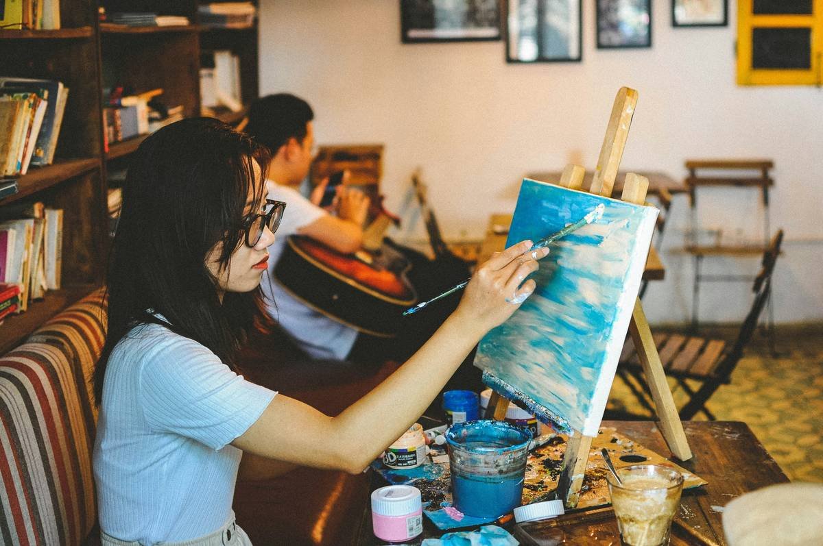 Bar chart showing AI art market growth from $2.1B in 2022 to $7.8B projected for 2025, with artist adoption rates rising 68% YoY